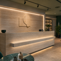 Parete reception con fondale brand Travertino HPL 1